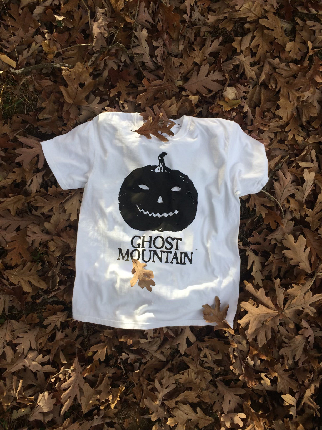 PUMPKIN WHITE TEE REAL HAUNTED MOUND